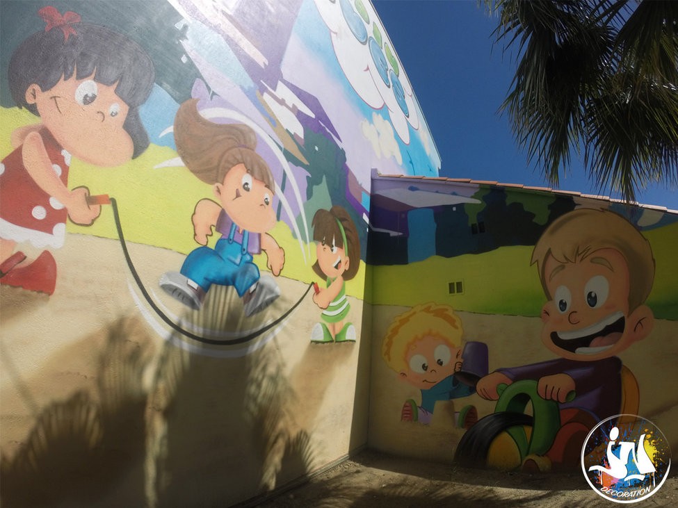 Enfants qui jouent - décoration graffiti - jardin de jeux pour enfants